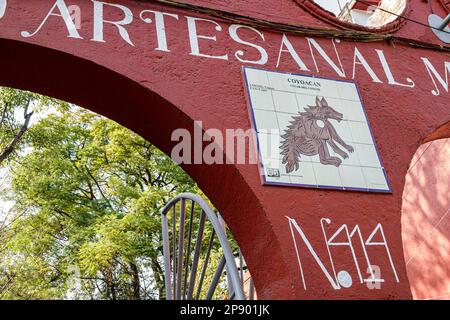 Mexiko-Stadt, Mercado de artesanias Coyoacan Kunsthandwerk, handgefertigte Kunsthandwerker, Verkäufer Verkäufer verkaufen, Verkaufsstände Stand Stand Stand Stand Stand Stand Stand Stand Stand Stand Stand Stand Händler d Stockfoto