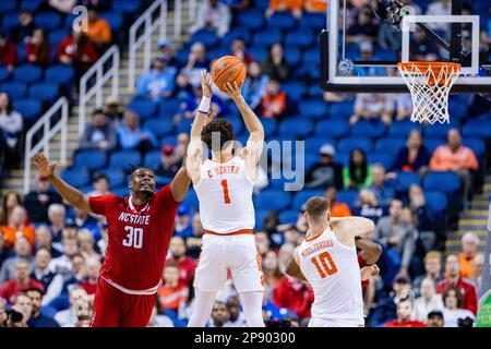 9. März 2023: Clemson Tigers Guard Chase Hunter (1) schießt über North Carolina State Wolfpack Forward D.J. Burns Jr. (30) während der Viertelfinalrunde des ACC-Turniers für Männer im Greensboro Coliseum in Greensboro, NC. (Scott Kinser/Cal Sport Media) Stockfoto