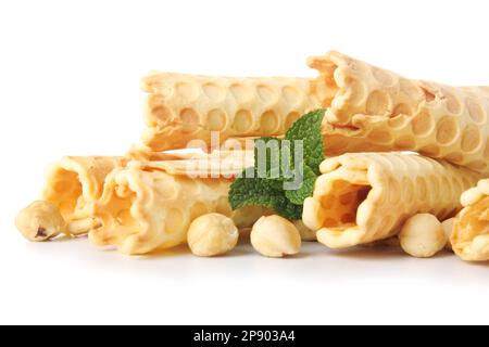 Köstliche Waffeln, Haselnüsse und Minze isoliert auf weißem Hintergrund Stockfoto