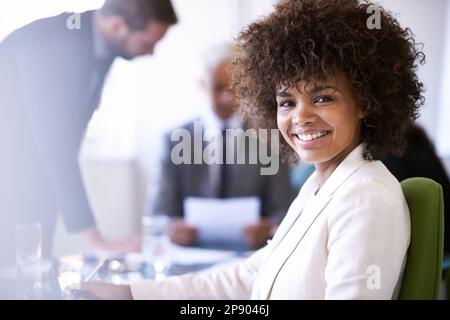 Die Arbeit mit Teamwork erledigen. Eine Gruppe von Geschäftskollegen trifft sich im Sitzungssaal. Stockfoto