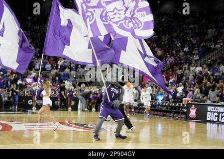 MÄRZ 09 2023: Das Horned Frog Maskottchen spielt beim Big 12 Championship Tournament im T-Mobile Center in Kansas City, Missouri. Jon Robichaud/CSM. Stockfoto