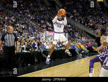 MÄRZ 09 2023: Kansas State Guard Desi Sills (13) tritt beim Big 12 Championship Tournament im T-Mobile Center in Kansas City, Missouri, an. Jon Robichaud/CSM. Stockfoto