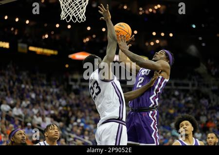 MÄRZ 09 2023: TCU Forward Emanuel Miller (2) trifft gegen Kansas State Center Abayomi Iyiola (23) beim Big 12 Championship Tournament im T-Mobile Center in Kansas City, Missouri. Jon Robichaud/CSM. Stockfoto