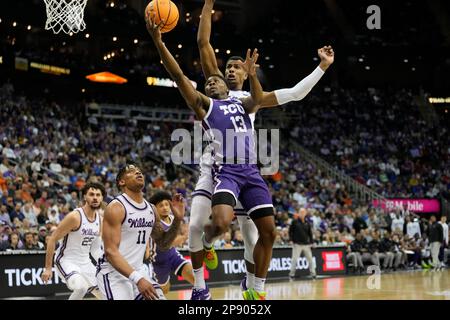 MÄRZ 09 2023: TCU Guard Shahada Wells (13) trifft gegen Kansas State Forward David N'Guessan (3) im Big 12 Championship Tournament im T-Mobile Center in Kansas City, Missouri. Jon Robichaud/CSM. Stockfoto