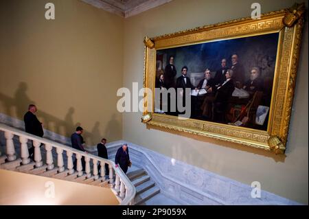 Washington, Usa. 09. März 2023. Der Mehrheitsführer des US-Senats Chuck Schumer (Demokrat von New York), rechts, verlässt eine Pressekonferenz über den Haushalt im US-Kapitol in Washington, DC, USA, Donnerstag, 9. März, 2023. Foto: Rod Lamkey/CNP/ABACAPRESS.COM Kredit: Abaca Press/Alamy Live News Stockfoto