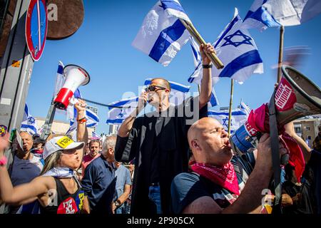 Tel Aviv, Israel. 09. März 2023. Demonstranten singen während einer Demonstration. Zehntausende Demonstranten marschierten in Tel Aviv als "Tag des Widerstands" gegen die Pläne der Regierung zur Justizreform. Sie blockierten den Tel Aviv Ayalon Highway, um den Verkehr zu kritischen Industrie- und Hightech-Gebieten in der gesamten Hauptstadt zu stoppen. Kredit: SOPA Images Limited/Alamy Live News Stockfoto