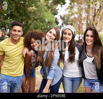 Mit der Gang rumhängen. Porträt einer Gruppe junger Freunde, die draußen rumhängen. Stockfoto