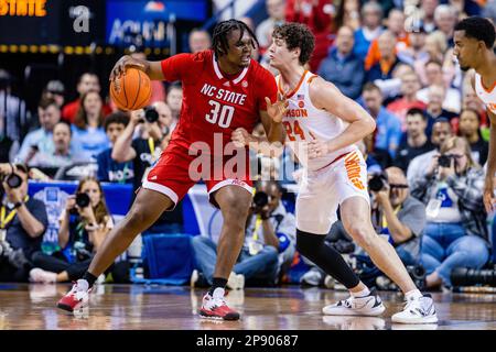 9. März 2023: North Carolina State Wolfpack Forward D.J. Burns Jr. (30) fährt in der Clemson Tigers Center PJ Hall (24) während der Viertelfinalrunde des Men's ACC Tournament im Greensboro Coliseum in Greensboro, NC. (Scott Kinser/Cal Sport Media) Stockfoto