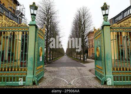 Potsdam, Deutschland. 09. März 2023. Eingang zum Grünen Tor zum Schlosspark Sanssouci im Brandenburger Vorort. Die schmiedeeisernen Tore tragen die zickigen Initialen von Frederick William IV Kredit: Soeren Stache/dpa/Alamy Live News Stockfoto