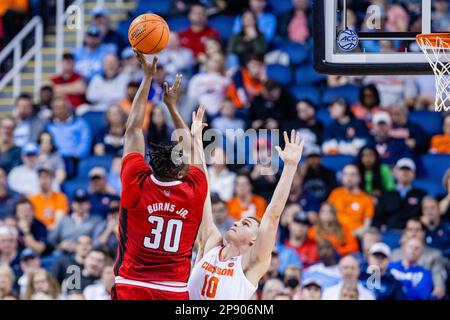 9. März 2023: North Carolina State Wolfpack Forward D.J. Burns Jr. (30) schießt in der Viertelfinalrunde des Men's ACC Tournament im Greensboro Coliseum in Greensboro, NC, über Clemson Tigers Forward Ben Middlebrooks (10). (Scott Kinser/Cal Sport Media) Stockfoto