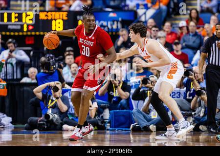 9. März 2023: North Carolina State Wolfpack Forward D.J. Burns Jr. (30) setzt sich in der Viertelfinalrunde des Men's ACC Tournament am Greensboro Coliseum in Greensboro, NC, in die PJ Hall des Clemson Tigers Center (24). (Scott Kinser/Cal Sport Media) Stockfoto