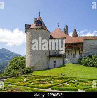 Gruyeres, Schweiz - Juli 29. 2021 Uhr: Das mittelalterliche Schloss Greyeres mit seinem französischen Garten auf dem Hügel der Alpen. Es ist eine der beliebtesten Touren Stockfoto