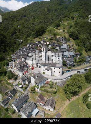 Luftbild mit Drohne des Bergdorfes Corippo - die kleinste Gemeinde im Kanton Tessin, Schweiz Stockfoto