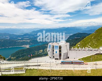 Monte Generoso, Schweiz - Juli 17. 2021: Das architektonische Gebäude „Steinblume“ von Mario Botta am Monte Generoso, Kanton Stockfoto