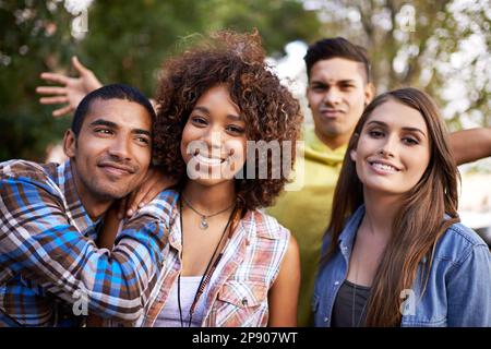 Gute Schwingungen mit Freunden. Porträt einer Gruppe junger Freunde, die draußen rumhängen. Stockfoto