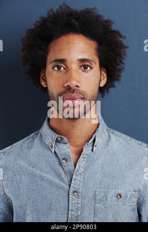 Er ist ein Mann mit einem Plan im Leben. Porträt eines selbstbewussten und gutaussehenden jungen Mannes auf grauem Hintergrund. Stockfoto