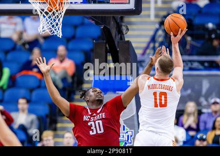 10. März 2023: Clemson Tigers Forward Ben Middlebrooks (10) schießt auf North Carolina State Wolfpack Forward D.J. Burns Jr. (30) während der Viertelfinalrunde des ACC-Turniers für Männer im Greensboro Coliseum in Greensboro, NC. (Scott Kinser/Cal Sport Media) Stockfoto