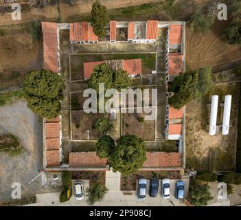 Zenhitalblick vom Els Guiamets Friedhof (Priorat, Tarragona, Katalonien, Spanien) ESP: Vista aérea cenital del cementerio de Els Guiamets Stockfoto