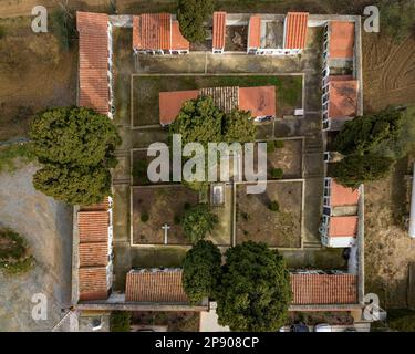 Zenhitalblick vom Els Guiamets Friedhof (Priorat, Tarragona, Katalonien, Spanien) ESP: Vista aérea cenital del cementerio de Els Guiamets Stockfoto