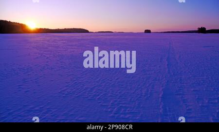 Am späten Wintermorgen auf dem Suvasvesi-See. Vehmersalmi, Kuopio, Finnland, 2023-03-09 07:09 +02. Temp. -19 °C, Wind NW 3 m/s. Stockfoto