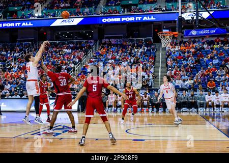 10. März 2023: Clemson Tigers Center PJ Hall (24) schießt auf North Carolina State Wolfpack Forward D.J. Burns Jr. (30) während der Viertelfinalrunde des ACC-Turniers für Männer im Greensboro Coliseum in Greensboro, NC. (Scott Kinser/Cal Sport Media) Stockfoto