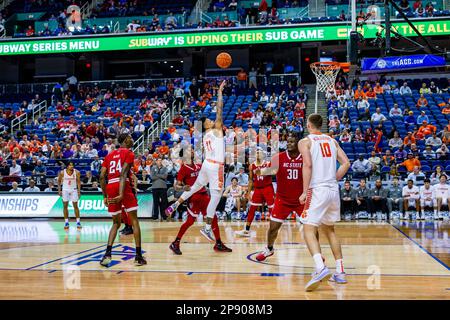 10. März 2023: Clemson Tigers Guard Brevin Galloway (11) schießt über North Carolina State Wolfpack Forward D.J. Burns Jr. (30) während der Viertelfinalrunde des ACC-Turniers für Männer im Greensboro Coliseum in Greensboro, NC. (Scott Kinser/Cal Sport Media) Stockfoto