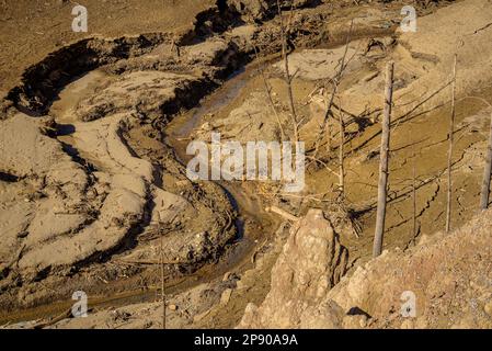 Das Gebiet Molí del Cavaller im Reservoir La Baells ist aufgrund der Dürre von 2023 völlig trocken (Berguedà, Barcelona, Katalonien, Spanien) Stockfoto