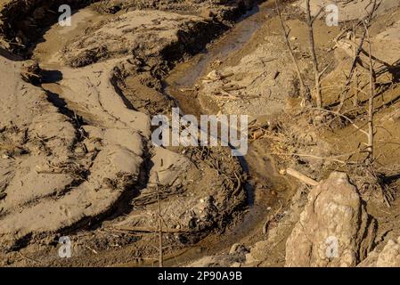 Das Gebiet Molí del Cavaller im Reservoir La Baells ist aufgrund der Dürre von 2023 völlig trocken (Berguedà, Barcelona, Katalonien, Spanien) Stockfoto