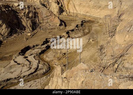 Das Gebiet Molí del Cavaller im Reservoir La Baells ist aufgrund der Dürre von 2023 völlig trocken (Berguedà, Barcelona, Katalonien, Spanien) Stockfoto