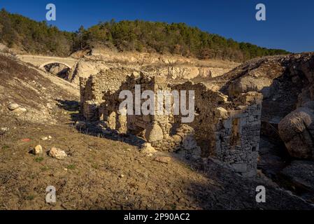 Das Gebiet Molí del Cavaller im Reservoir La Baells ist aufgrund der Dürre von 2023 völlig trocken (Berguedà, Barcelona, Katalonien, Spanien) Stockfoto