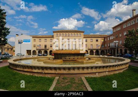 Navàs Rathausplatz an einem Frühlingsnachmittag (Bages, Barcelona, Katalonien, Spanien) ESP: Plaza del ayuntamiento de Navàs en una tarde de primavera Stockfoto