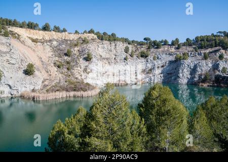 Alter Steinbruch, ein Teil des verlassenen Steinbruchs. An der Mauer des Steinbruchs sind mehrere Erdrutsche zu beobachten. Mesozoischer Keller, der von einem Miozene sequ überlagert wird Stockfoto