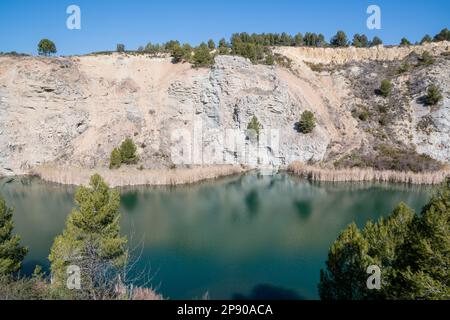 Alter Steinbruch, ein Teil des verlassenen Steinbruchs. An der Mauer des Steinbruchs sind mehrere Erdrutsche zu beobachten. Mesozoischer Keller, der von einem Miozene sequ überlagert wird Stockfoto
