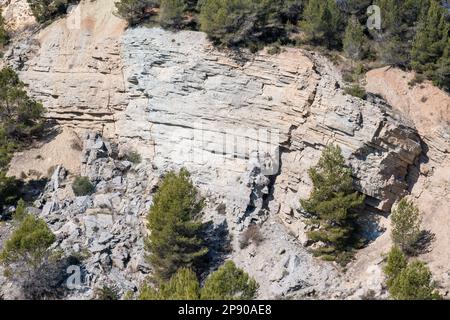 Alter Steinbruch, ein Teil des verlassenen Steinbruchs. Mesozoischer Keller, überlagert durch eine Miozene-Sequenz in diskordantem Kontakt, der durch eine Importa gekennzeichnet ist Stockfoto
