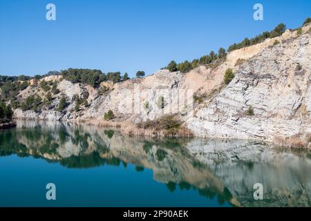 Alter Steinbruch, ein Teil des verlassenen Steinbruchs. An der Mauer des Steinbruchs sind mehrere Erdrutsche zu beobachten. Mesozoischer Keller, der von einem Miozene sequ überlagert wird Stockfoto