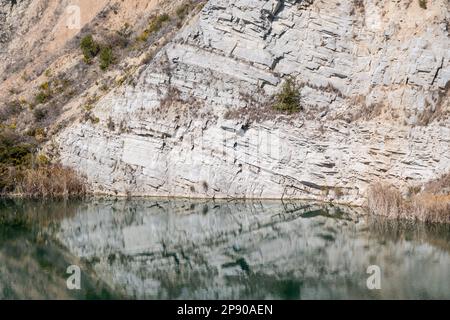 Alter Steinbruch, ein Teil des verlassenen Steinbruchs. Mesozoischer Keller, überlagert durch eine Miozene-Sequenz in diskordantem Kontakt, der durch eine Importa gekennzeichnet ist Stockfoto