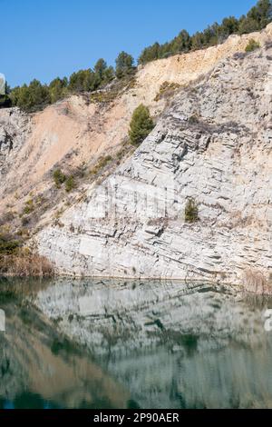 Alter Steinbruch, ein Teil des verlassenen Steinbruchs. An der Mauer des Steinbruchs sind mehrere Erdrutsche zu beobachten. Mesozoischer Keller, der von einem Miozene sequ überlagert wird Stockfoto