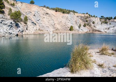 Alter Steinbruch, ein Teil des verlassenen Steinbruchs. An der Mauer des Steinbruchs sind mehrere Erdrutsche zu beobachten. Mesozoischer Keller, der von einem Miozene sequ überlagert wird Stockfoto