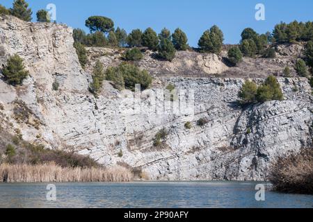 Alter Steinbruch, ein Teil des verlassenen Steinbruchs. An der Mauer des Steinbruchs sind mehrere Erdrutsche zu beobachten. Mesozoischer Keller, der von einem Miozene sequ überlagert wird Stockfoto