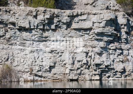 Alter Steinbruch, mesozoischer Keller, überlagert durch eine Miozän-Sequenz in unübersichtlichem Kontakt, der durch eine wichtige Gipseinheit gekennzeichnet ist. Wechsel von c Stockfoto