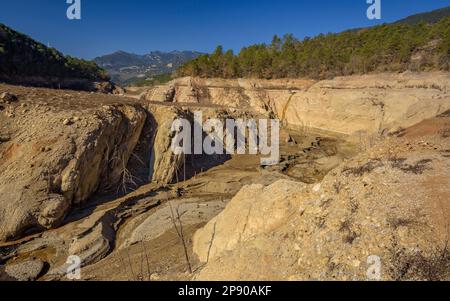 Das Gebiet Molí del Cavaller im Reservoir La Baells ist aufgrund der Dürre von 2023 völlig trocken (Berguedà, Barcelona, Katalonien, Spanien) Stockfoto