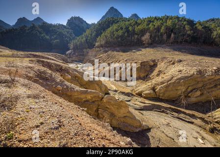 Das Gebiet Molí del Cavaller im Reservoir La Baells ist aufgrund der Dürre von 2023 völlig trocken (Berguedà, Barcelona, Katalonien, Spanien) Stockfoto