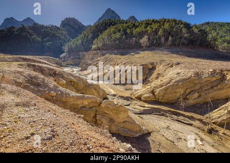 Das Gebiet Molí del Cavaller im Reservoir La Baells ist aufgrund der Dürre von 2023 völlig trocken (Berguedà, Barcelona, Katalonien, Spanien) Stockfoto