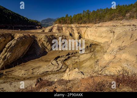 Das Gebiet Molí del Cavaller im Reservoir La Baells ist aufgrund der Dürre von 2023 völlig trocken (Berguedà, Barcelona, Katalonien, Spanien) Stockfoto