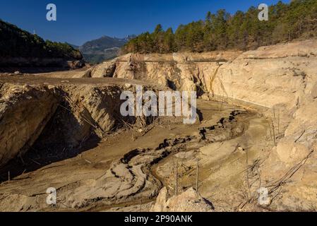 Das Gebiet Molí del Cavaller im Reservoir La Baells ist aufgrund der Dürre von 2023 völlig trocken (Berguedà, Barcelona, Katalonien, Spanien) Stockfoto