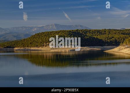 Sant Ponc Reservoir in einem Winter Sonnenuntergang mit sehr niedrigem Wasserstand während der Dürre 2023 (Solsonès, Lleida, Katalonien, Spanien) ESP Embalse de Sant Ponc Stockfoto