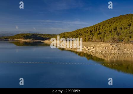 Sant Ponc Reservoir in einem Winter Sonnenuntergang mit sehr niedrigem Wasserstand während der Dürre 2023 (Solsonès, Lleida, Katalonien, Spanien) ESP Embalse de Sant Ponc Stockfoto