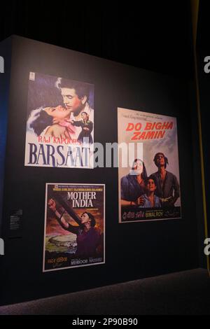 Alte, klassische, berühmte Filmposter in der temporären Show über indisches Bollywood-Kino, Film, Filmgeschichte. Im französischen Louvre Kunstmuseum in Abu Dhab Stockfoto