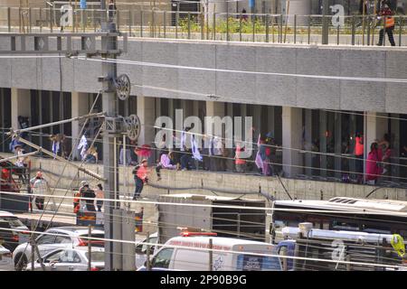 Tel Aviv, Israel. 09. März 2023. Die Demonstranten machen sich auf den Weg, um den Ayalon Highway zu blockieren. Zehntausende Demonstranten marschierten in Tel Aviv als "Tag des Widerstands" gegen die Pläne der Regierung zur Justizreform. Sie blockierten den Tel Aviv Ayalon Highway, um den Verkehr zu kritischen Industrie- und Hightech-Gebieten in der gesamten Hauptstadt zu stoppen. Kredit: SOPA Images Limited/Alamy Live News Stockfoto