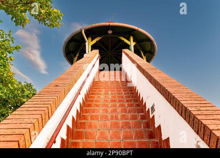 Aussichtsturm in der Stadt Zamardi. Der Kohegyi-Wachturm befindet sich neben dem Plattensee in Ungarn. Von hier aus hat man eine fantastische Aussicht auf den See und die Stadt. Ungarn Stockfoto